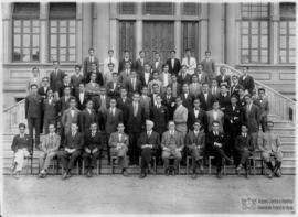 Diretor, professores e alunos posando para foto do primeiro Semestre de 1928