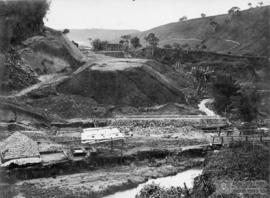 Construção do bueiro situado em frente as quatro pilastras