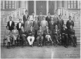 Alunos da ESAV sentados em frente ao Prédio Principal