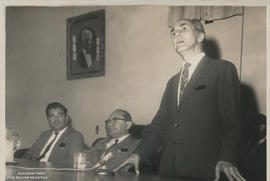 Senhor discursando em evento