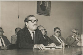 Senhor discursando em solenidade