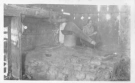 Miss Clarisse Rolfs em um alambique