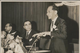 Senhor discursando em evento