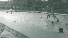 Alunos na piscina do DCE