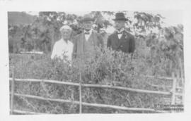 P. H. Rolfs e sua esposa recebendo Arthur Bernardes