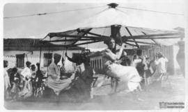 Pessoas se divertindo em Carrossel