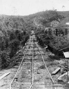 Trilhos para retirar material da pedreira