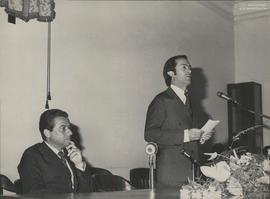 Reitor Antonio Fagundes discursando