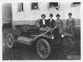 Automóvel em frente à residência de servidores