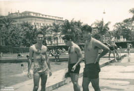 Alunos na piscina do DCE