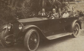 Familiares passeando de carro