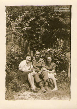 Clower, sua namorada e sua cunhada