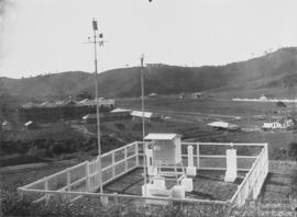 Posto Meteorológico e vista da área central do Campus da ESAV