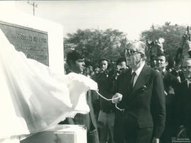 Ex-presidente Médici descerrando placa