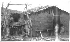 Casa localizada perto da linha férrea