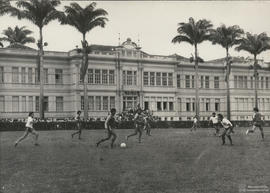 Partida de futebol no campo da ESA