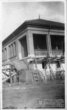 Fase final de construção da residência do diretor.