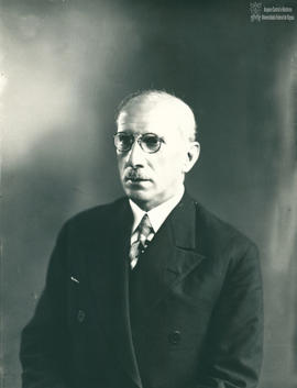Arthur Bernardes de perfil