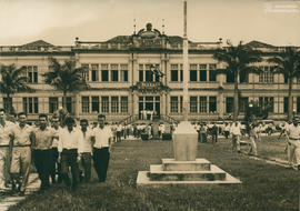Alunos caminhando no campus