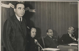 Senhor discursando em evento